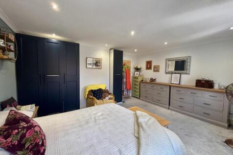 Main bedroom 2.jpg