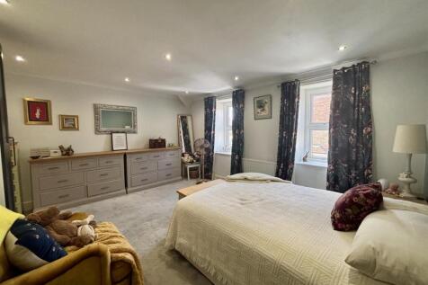 Main bedroom 3.jpg