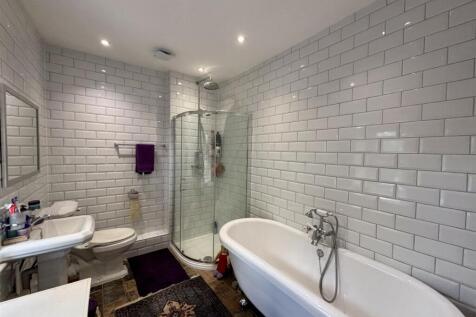 Main bathroom.jpg