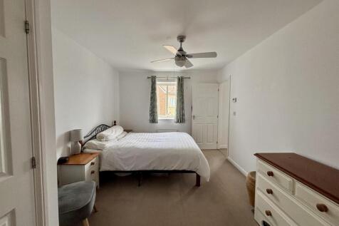 Bedroom 1 3.jpg