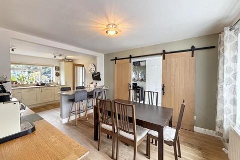 Dining room 2.jpg