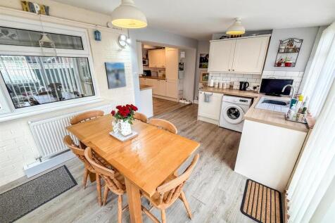 Kitchen/ Dining Room