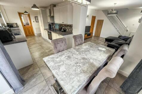 Kitchen/ Dining Room