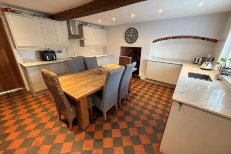 Kitchen/ Dining Room