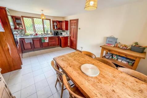 Kitchen/ Dining Room