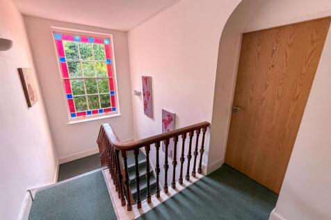 ACCOMODATION COMPRISES