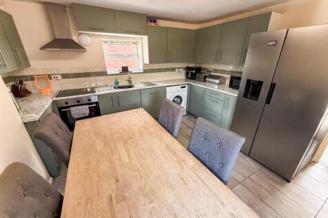 Kitchen/ Dining Room