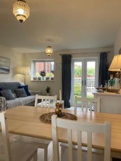 Open plan dining / lounge area