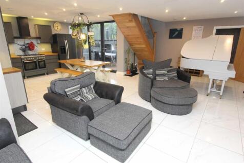 Lounge/ Dining/ Kitchen