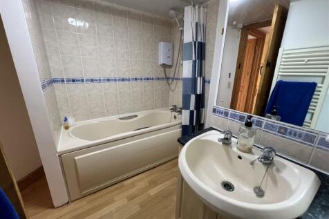 Bathroom 1.jpg