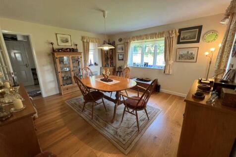 Dining room 2.jpg