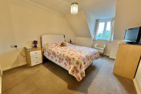 Bedroom 1.jpg