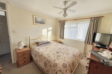 Bedroom 1 2.jpg