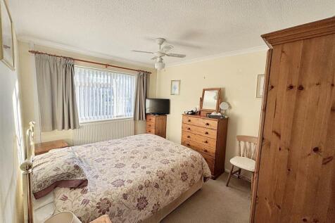 Bedroom 1.jpg