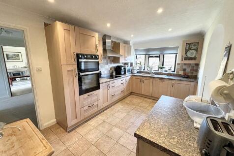 Kitchen 2.jpg