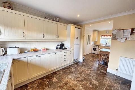 Kitchen 2.jpg