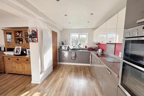 Kitchen 2.jpg