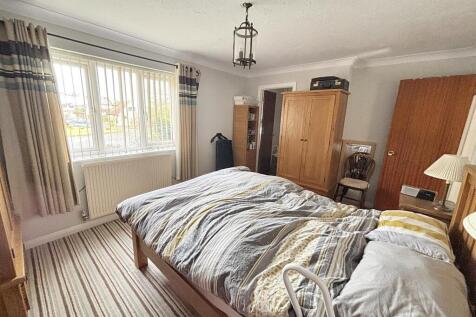 Bedroom 1.jpg
