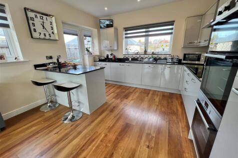 Kitchen b.jpg