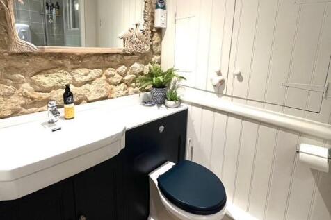 Ensuite B.jpg