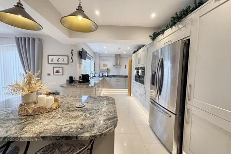 Kitchen 2.jpg