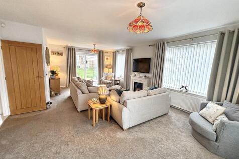 Living room 5.jpg