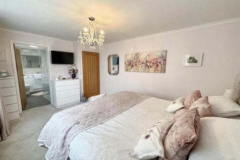 Bedroom 1 3.jpg