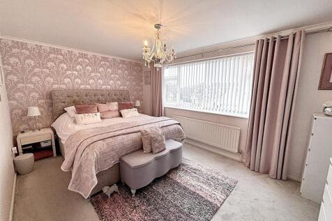 Bedroom 1.jpg