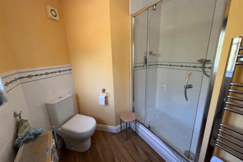 SHOWER ROOM 1.jpg