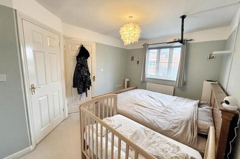 Main bedroom 2.jpg