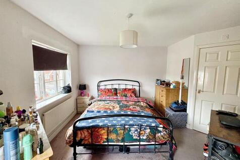 Bedroom 1 3.jpg