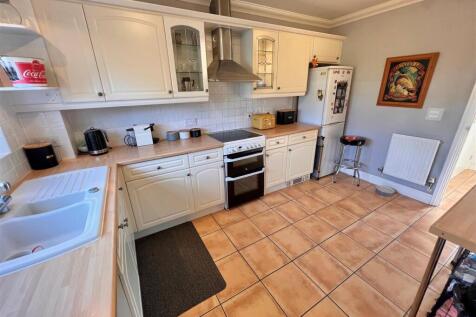 Kitchen 2.jpg