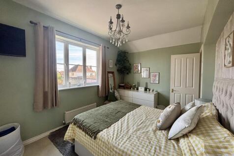 Bedroom 1 2.jpg