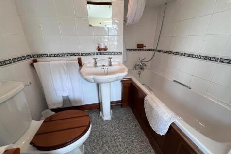 Bathroom 2.jpg