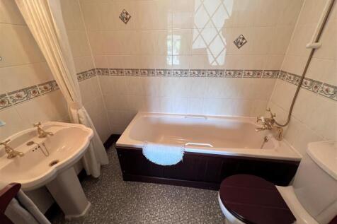 Bathroom 3a.jpg