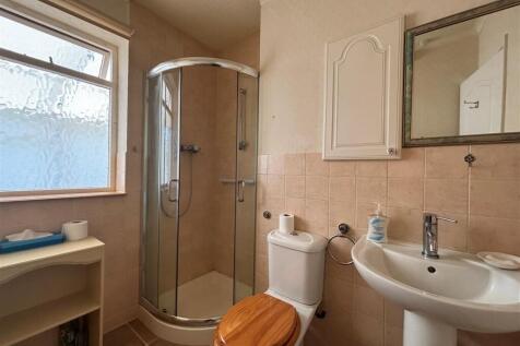 Shower room 1.jpg