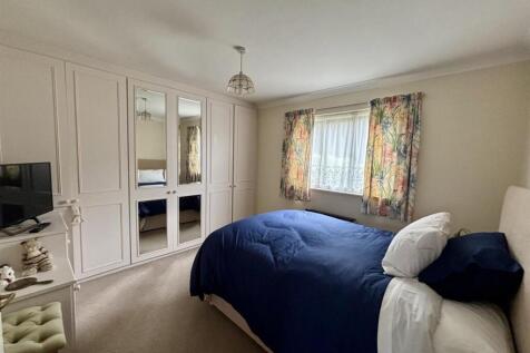 Bedroom 1.jpg