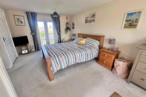 Main bedroom 2.jpg