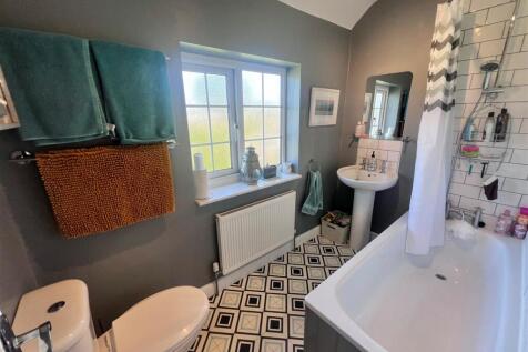 Bathroom 1.jpg