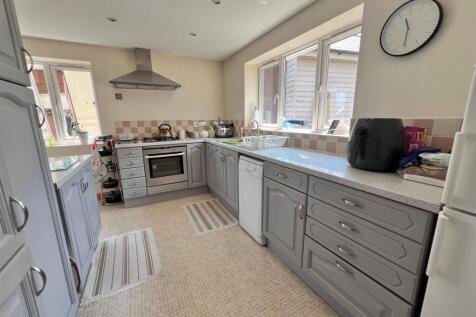 Kitchen 2.jpg