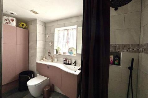 En-suite to main.jpg