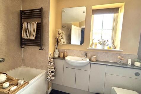 Family bathroom.jpg