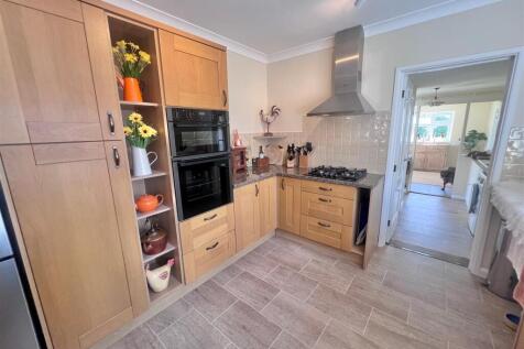 Kitchen b.jpg