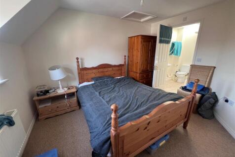 Bedroom 1.jpg