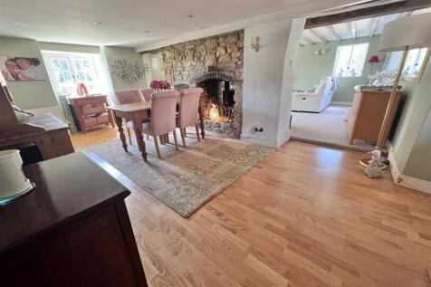 Dining room 2.jpg