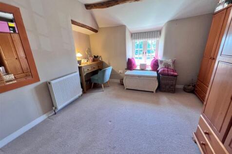 Bedroom 1a.jpg