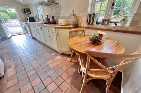 Kitchen dining area 2.jpg