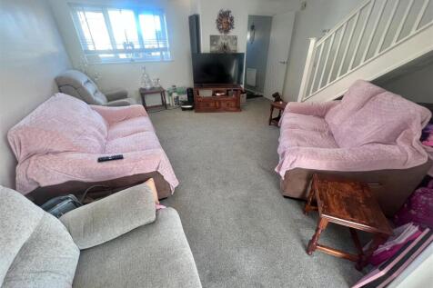 Living room 111a.jpg
