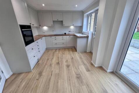 Kitchen 2.jpg