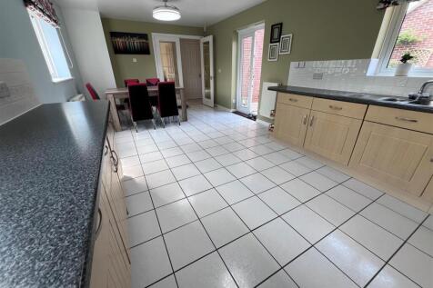 Kitchen 2.jpg